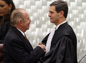O presidente do Senado, José Sarney, cumprimenta o ministro Belizze